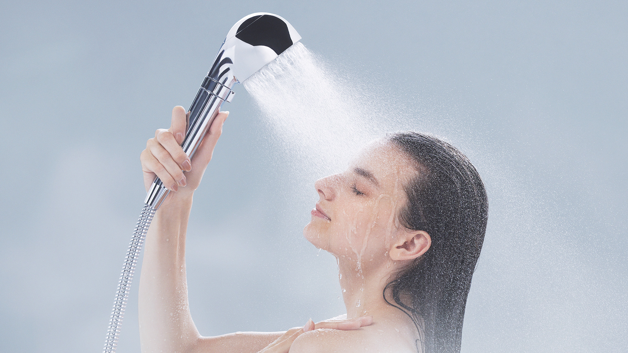 【シャワーヘッド】ナノバブルを大量に含んだ温ミスト水流で、毛穴の奥深くの汚れも吸着・除去