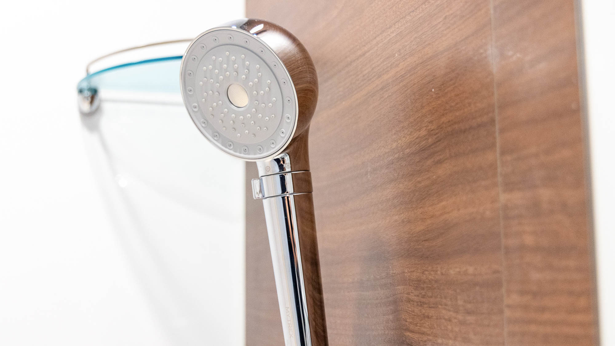 【シャワーヘッド】浴びるだけで超微細の泡が全身の汚れをくまなく洗い流す美容シャワーヘッド