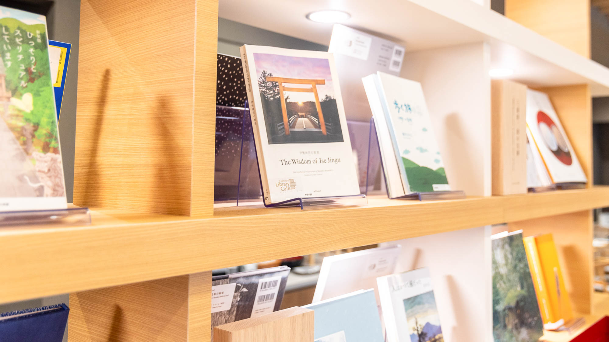 【ライブラリーカフェ】プロの選書家が選んだ本を100冊以上設置。フリードリンクと共にご利用ください。