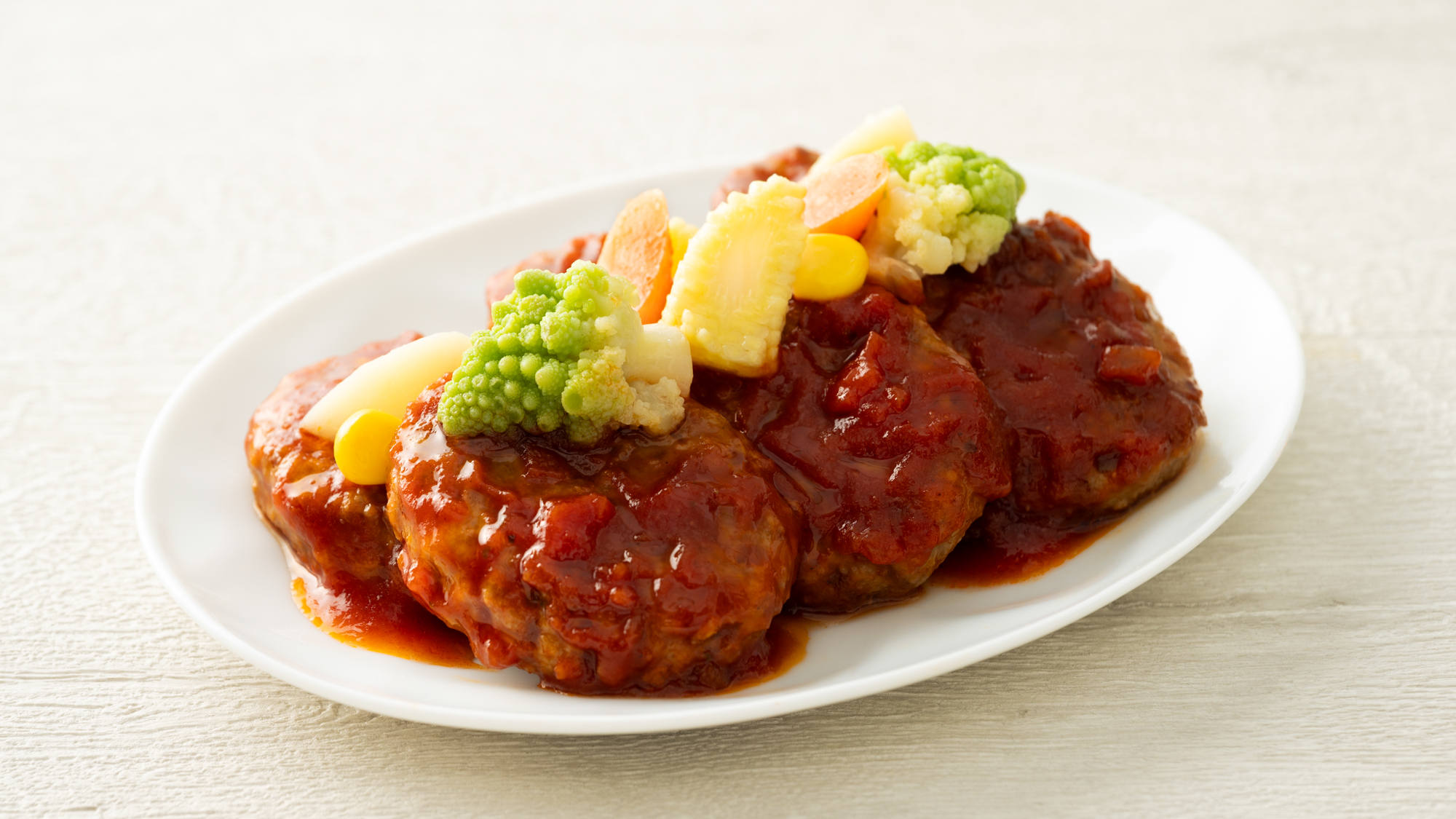 一口サイズのハンバーグをコクのあるトマトソースでじっくり煮込みました。