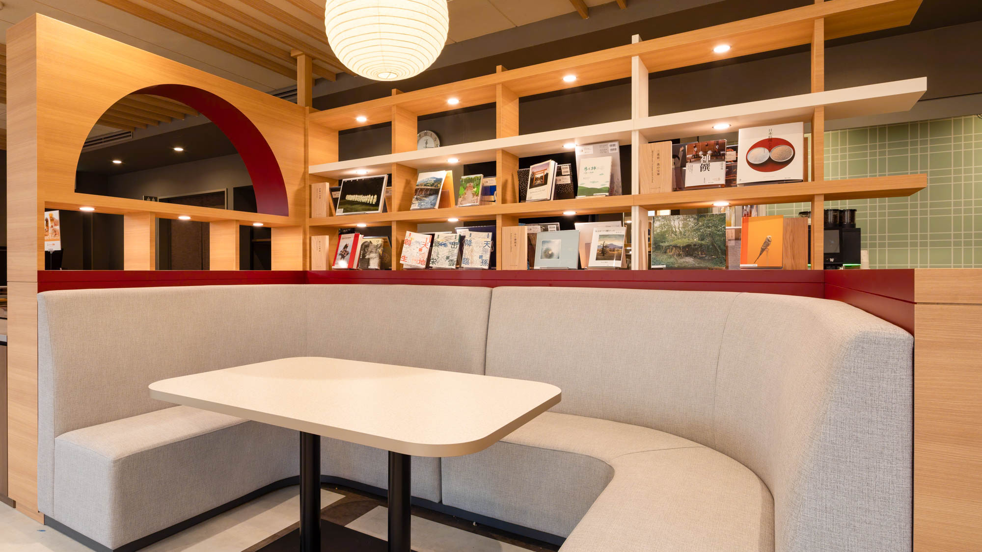 【ライブラリーカフェ】大人数で利用できるビッグソファ席