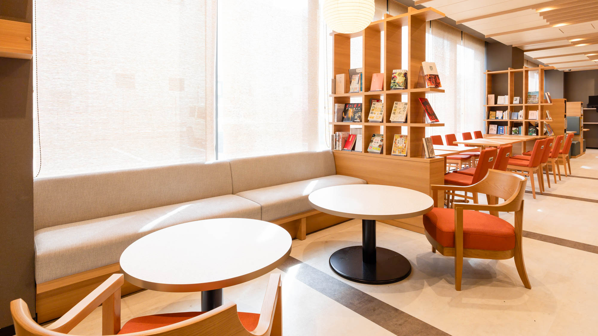 【ライブラリーカフェ】歩き疲れた体に嬉しい、ゆったりくつろげるソファ