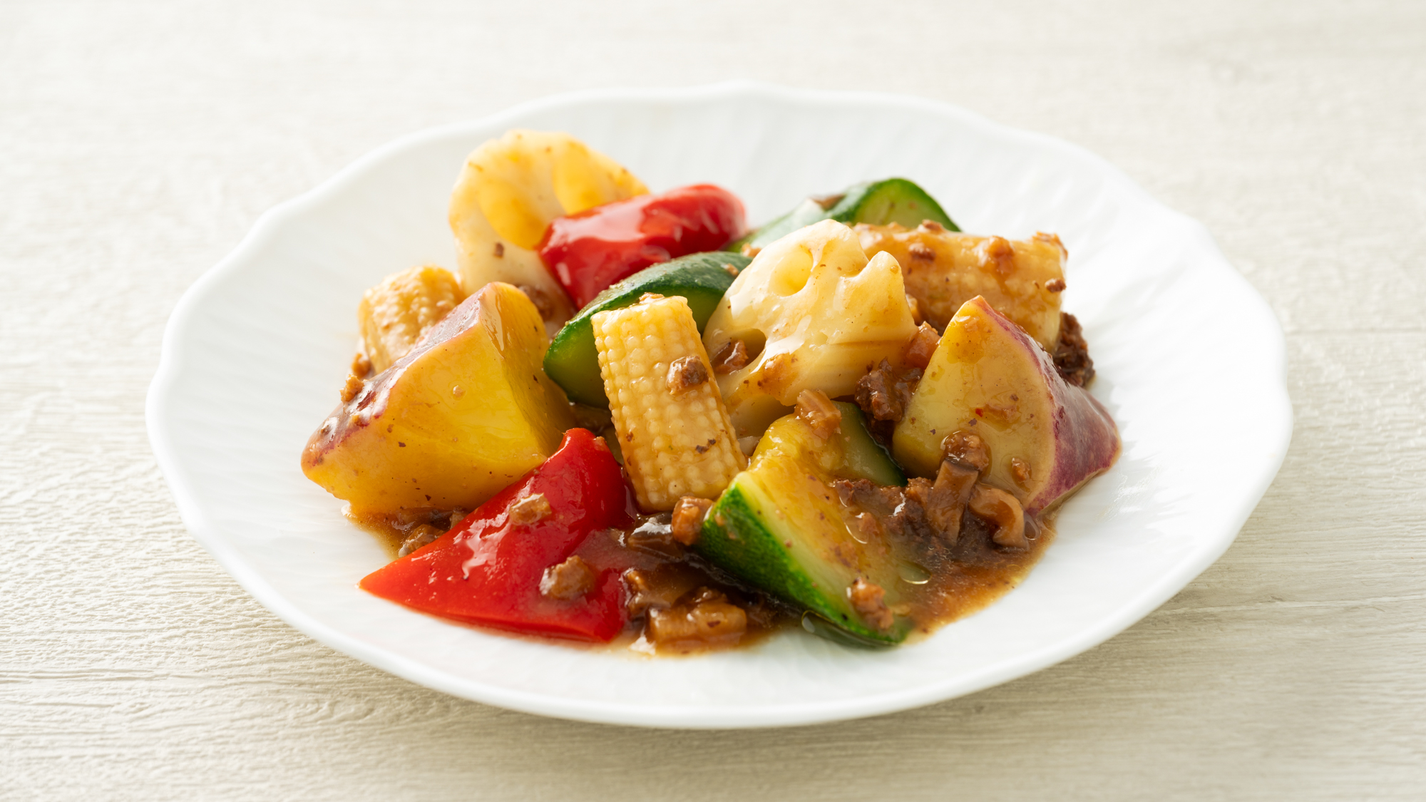 （日替わり）ズッキーニ、パプリカ、さつまいもなど色鮮やかな野菜が入った満足感のあるヘルシーメニュー。