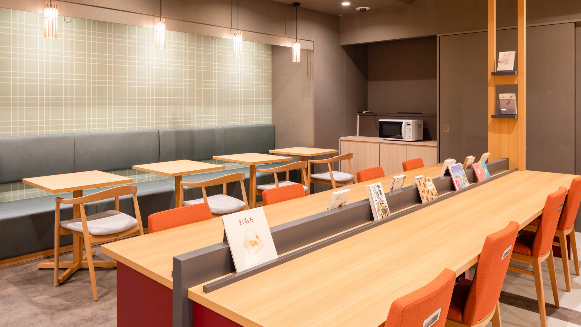 【ライブラリーカフェ】自由にくつろぎの時間をお過ごしいただけます。