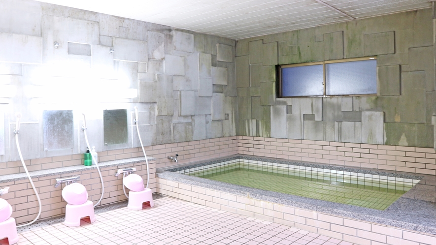  *大浴場（一例）当館のお湯は人工温泉の「麦飯石温泉」レジャーの疲れを癒してください。