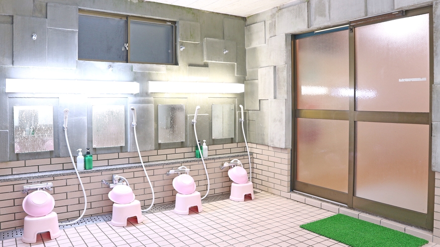  *大浴場（一例）洗い場も広く、ゆったりとご入浴いただける大浴場です。