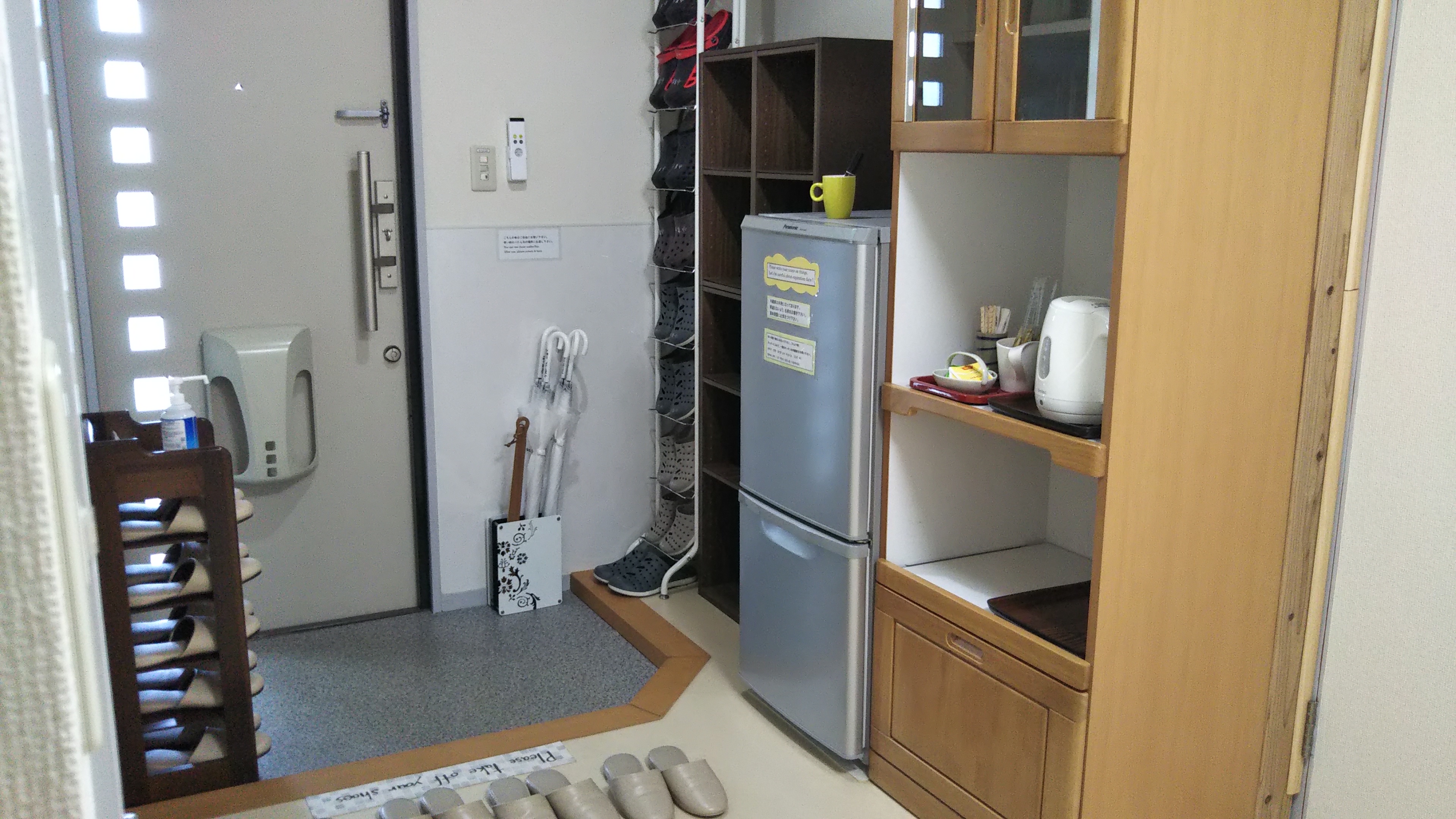 2F冷蔵庫、食器棚