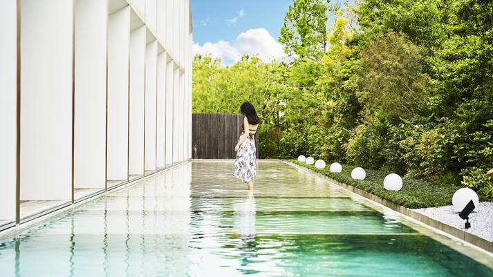輝くプールサイドで最高のリゾート体験を。