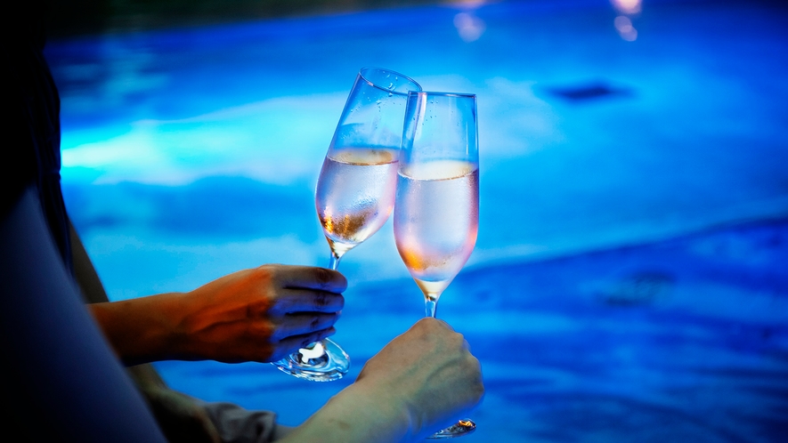 お気に入りのワインを持って、プールサイドへ――。たゆたう水面が、幻想的な夜の世界へ誘います。