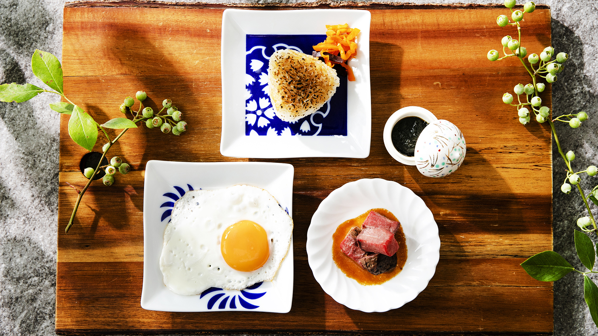 佐賀のおいしさで始まる、特別な朝――。鉄板焼きおにぎりやステーキなど幅広く楽しめる、朝食アラカルト。