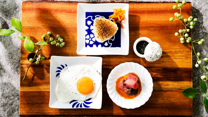 佐賀のおいしさで始まる、特別な朝――。鉄板焼きおにぎりやステーキなど幅広く楽しめる、朝食アラカルト。