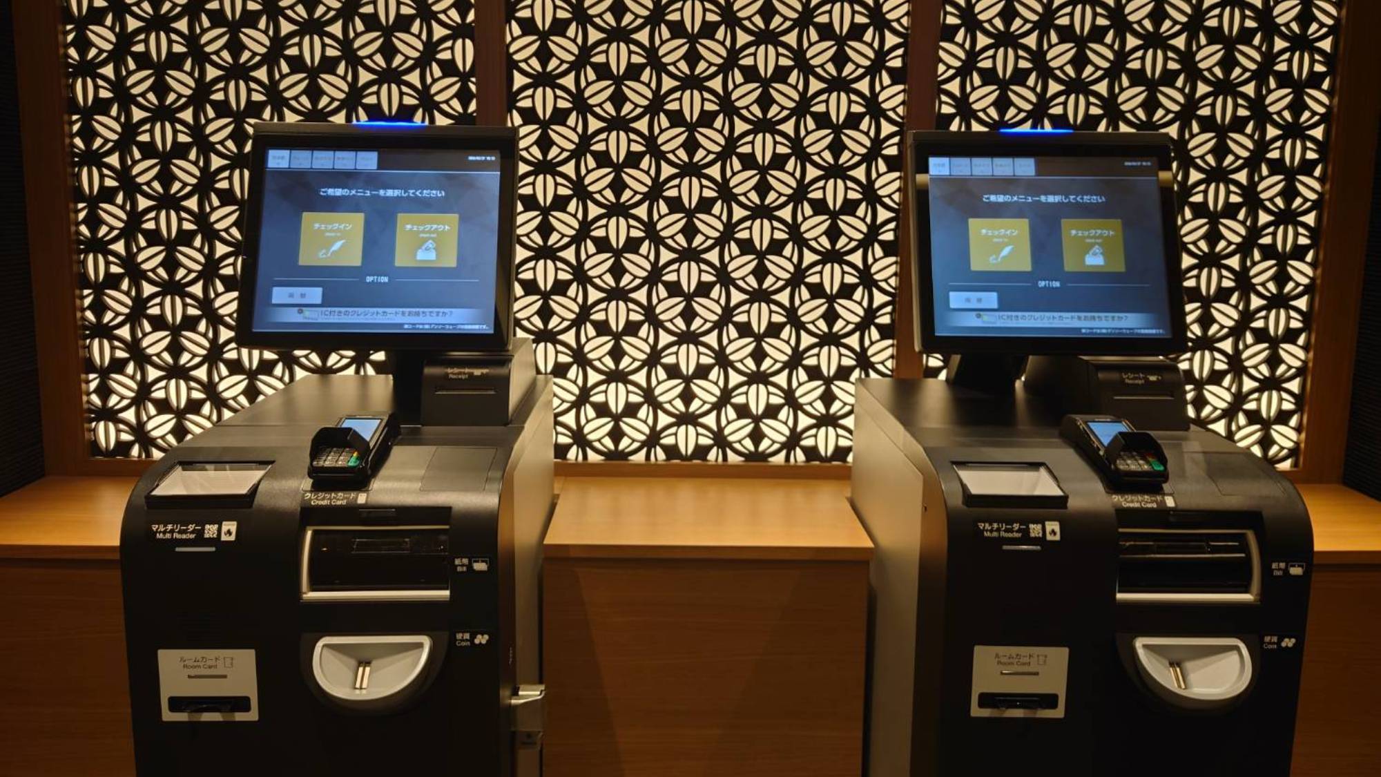 【フロント】自動チェックイン機でスムーズにお手続きいただけます。QR／バーコード決済にも対応。