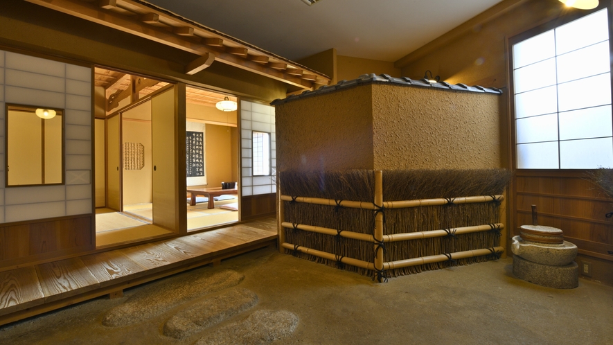 ◆山側特別和室（一例）◆石畳、竹垣、土壁、瓦屋根がある懐かしい日本の住まいを再現しました