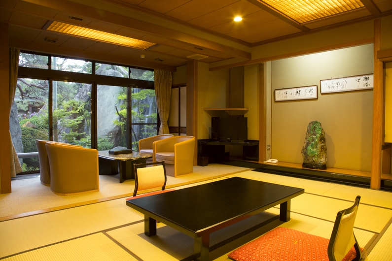 日本庭園を臨む　和室１０畳
