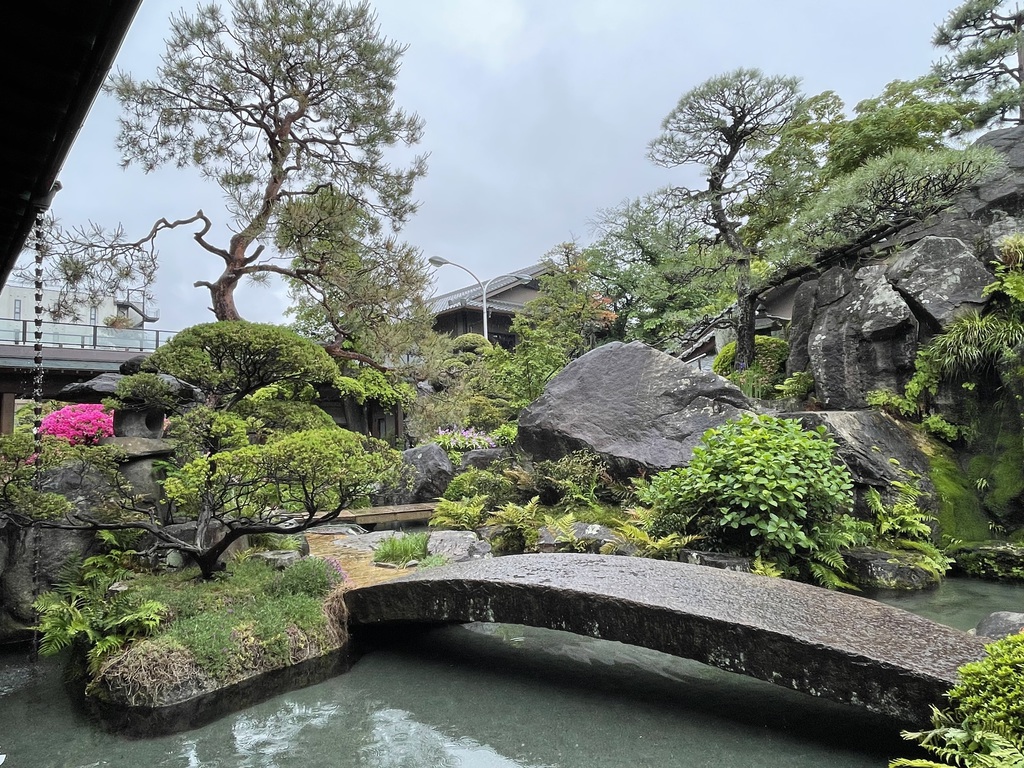 【６月限定】雨に潤う庭園と岩風呂｜静寂贅沢ステイ｜雨の日特典付き特別プラン