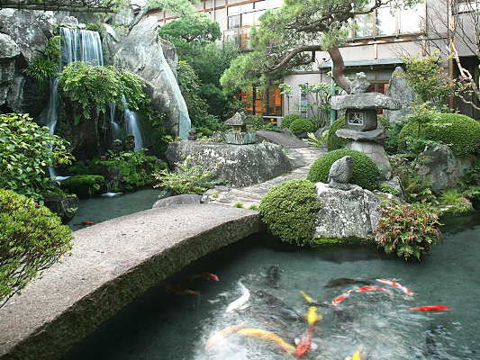A spectacular Japanese garden of 5,000 tsubo, a clear stream where Nishiki-koi plays