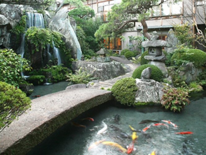 5,000坪の壮観な日本庭園、錦鯉が遊ぶ清流