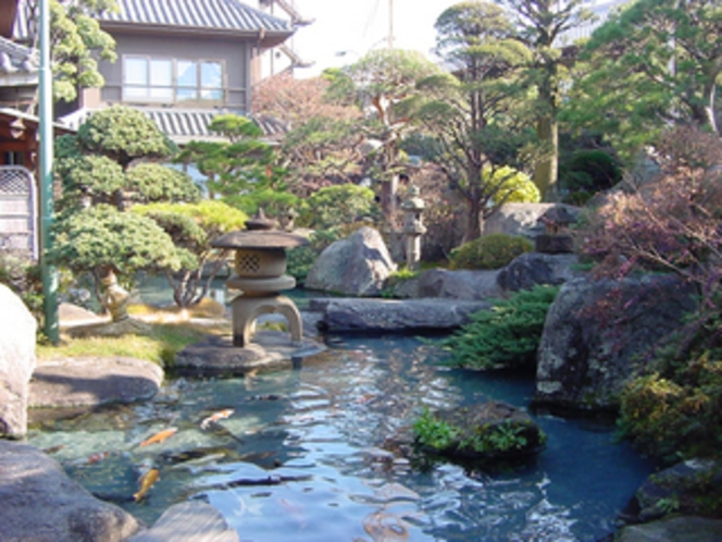 全国各地から集めた巨岩・奇岩・銘石と、現代造園の粋を凝らして創り上げた壮観な日本庭園