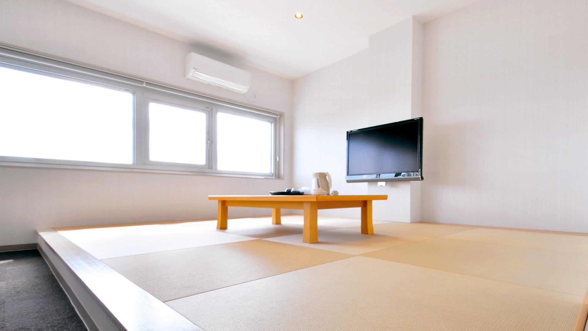 【和洋室デラックスツイン】畳のスペースは布団は最大4組敷くことができます。