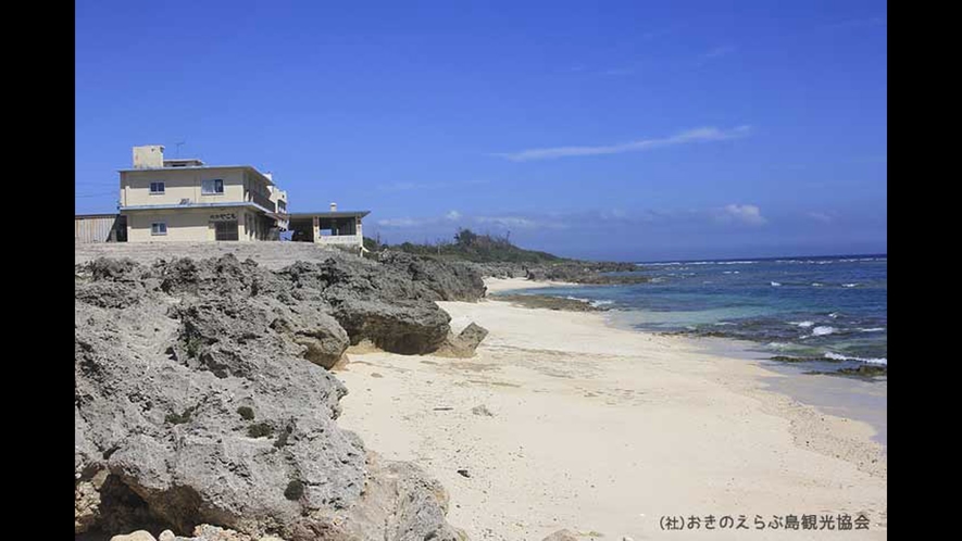 【周辺観光】「屋子母ビーチ」　白い砂浜とリーフの間にサンゴ礁が広がっています