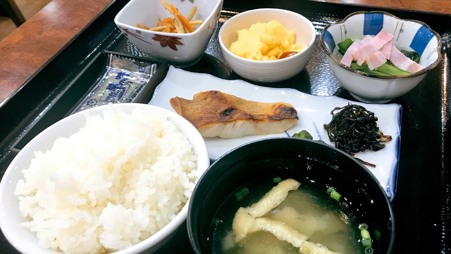 【朝食・和定食一例】ごはん・お味噌汁はお代わり自由です。