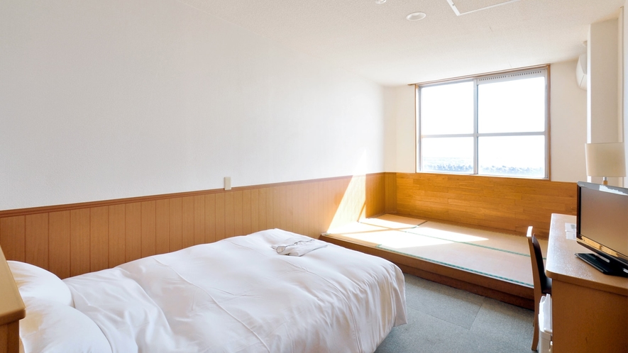 【和洋室ダブル】ベッドはダブル仕様ですが、3畳の畳スペースもございます。