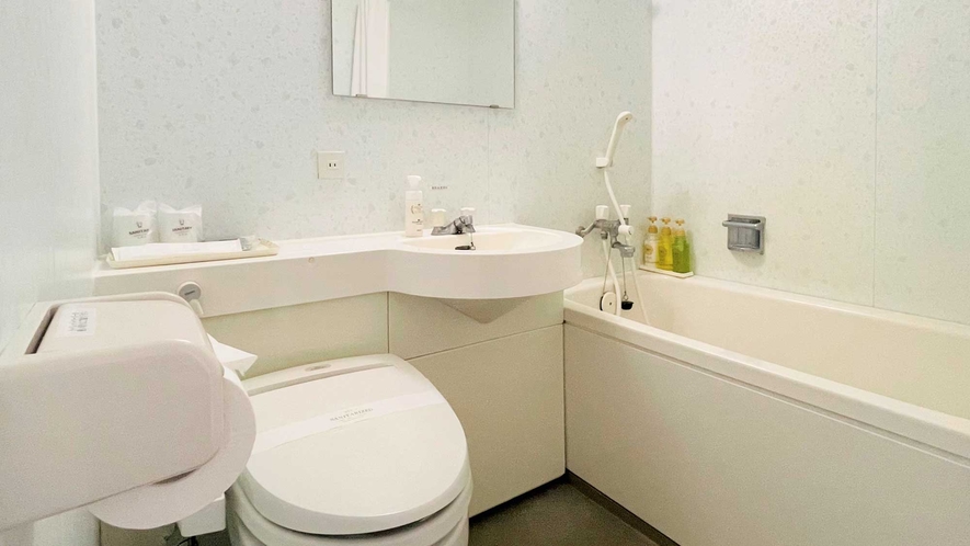 【洋室ツイン】浴室のバスタブは広めで、トイレも温水シャワー洗浄機付便座となります