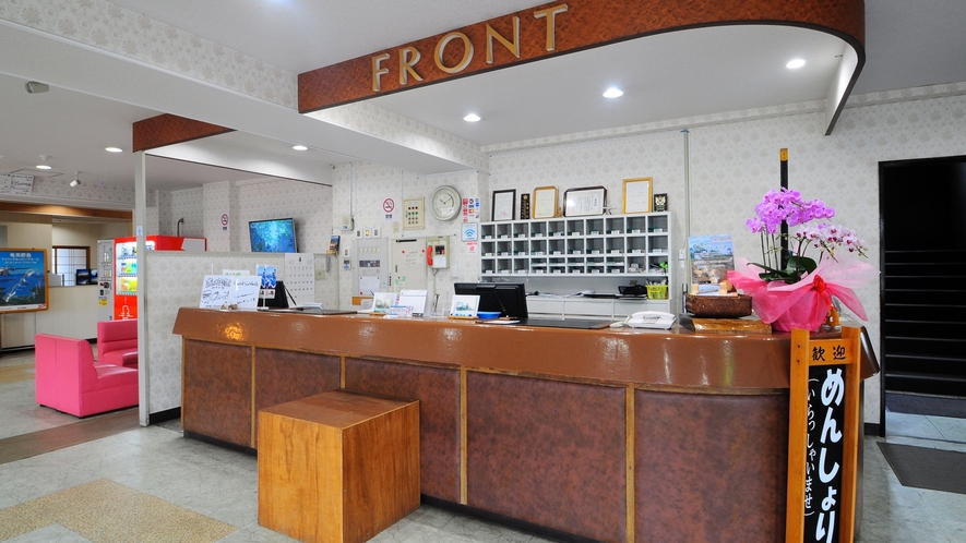 【フロント】当ホテルは沖永良部島の玄関口、和泊港から歩いて5分です。