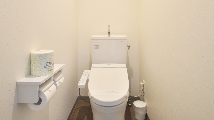 【和洋室デラックスツイン】セパレート式の温水シャワー洗浄便座付きトイレ