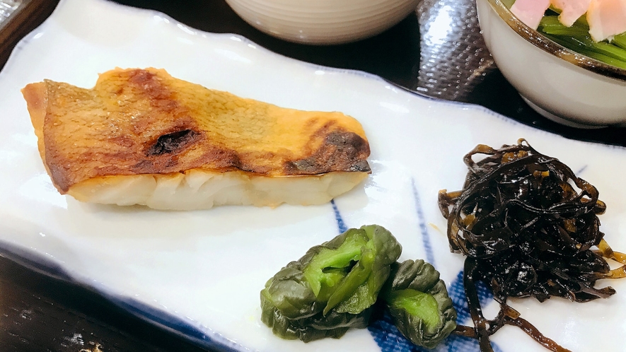 【朝食・和定食一例】メインはお魚やお漬物など日替わりとなります。