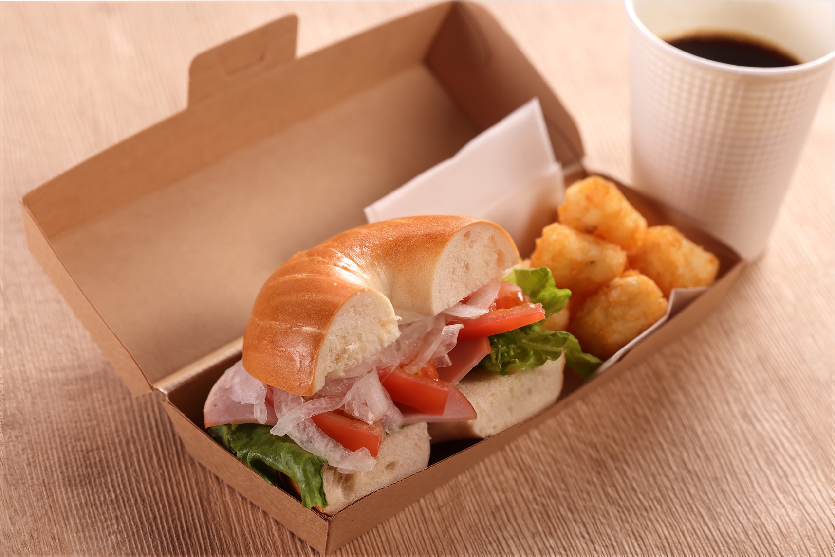 【おひにち限定】急ぎの朝におすすめ★お部屋でベーグルサンド朝食BOXを食べてパークへGO！