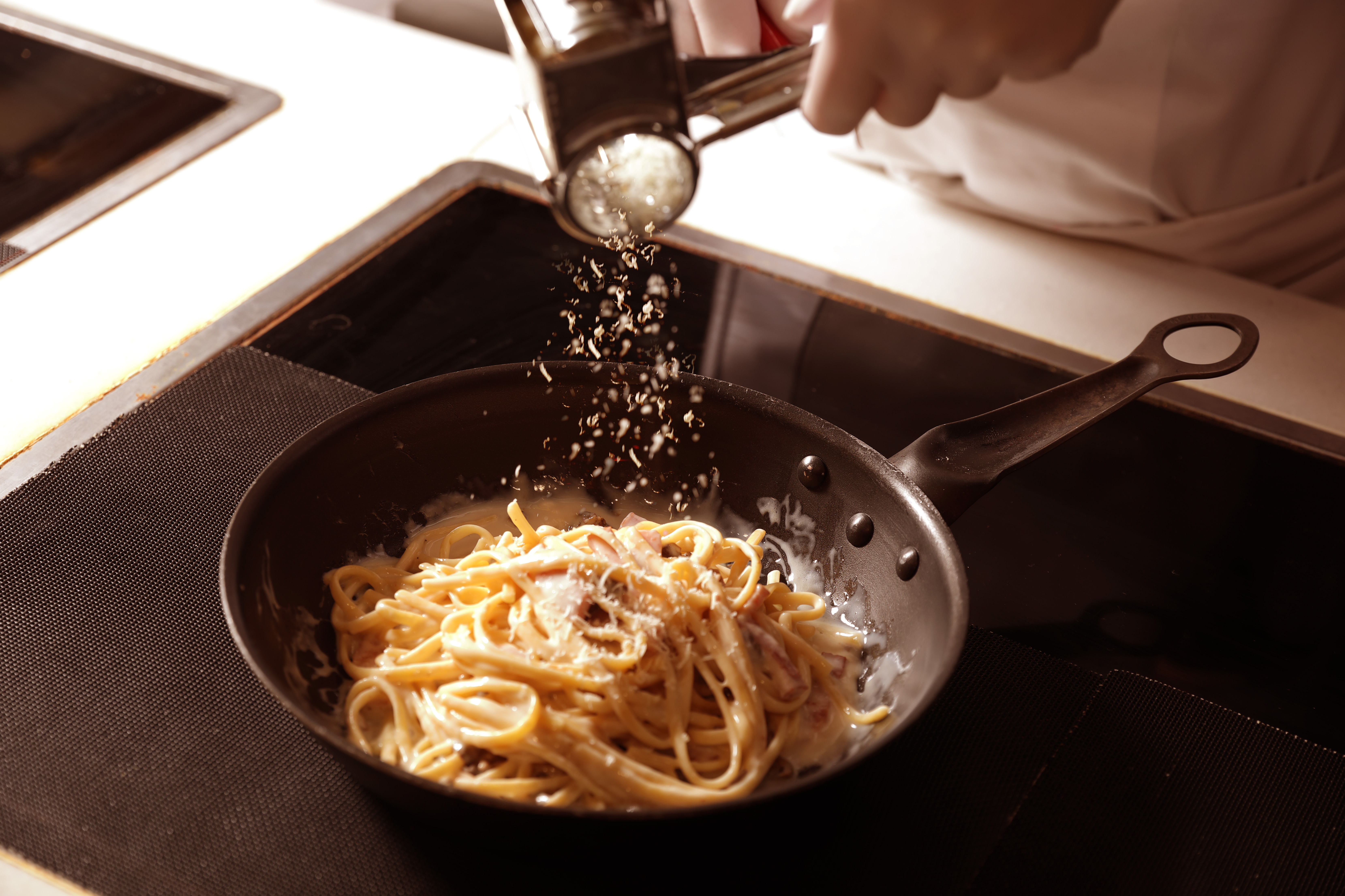 【夕食ブッフェ】ライブキッチン「ポルチーニ入りきのこのクリームパスタ」イメージ