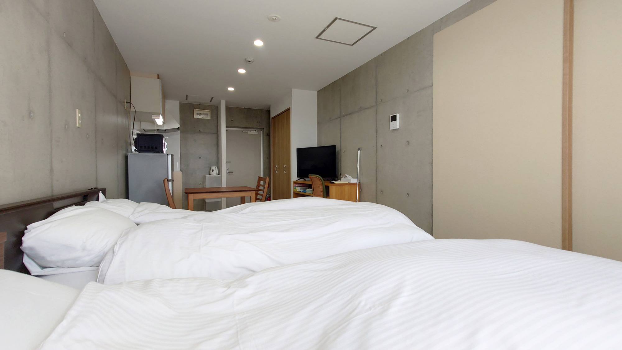 【洋室シングル＋ダブル】シングルベッドとセミダブルベッドのお部屋です