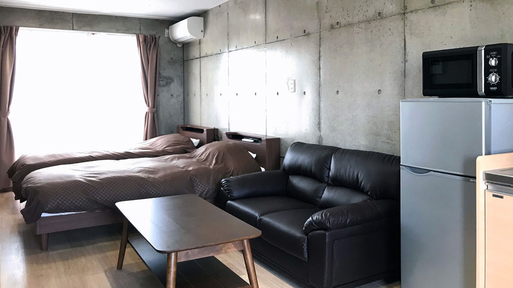 【洋室ツイン】ベッド2台を備えた30平米の客室は機能的で快適なつくりとなっております。
