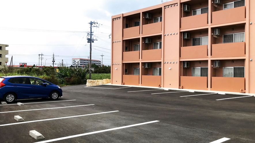 【外観】駐車場の利用は無料で、16台まで駐車可能となっております。