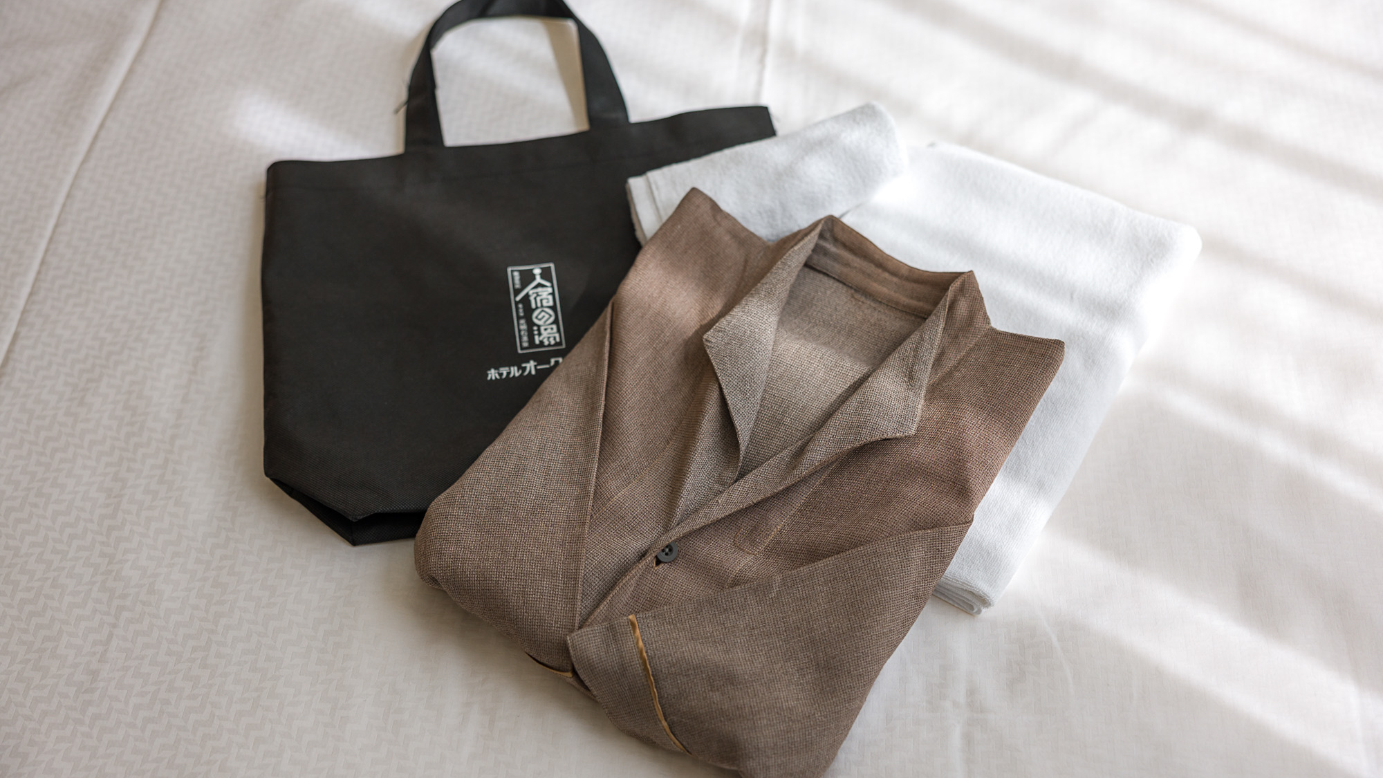 お部屋のアメニティです(タオル・ルームウエア・大浴場用バッグ)