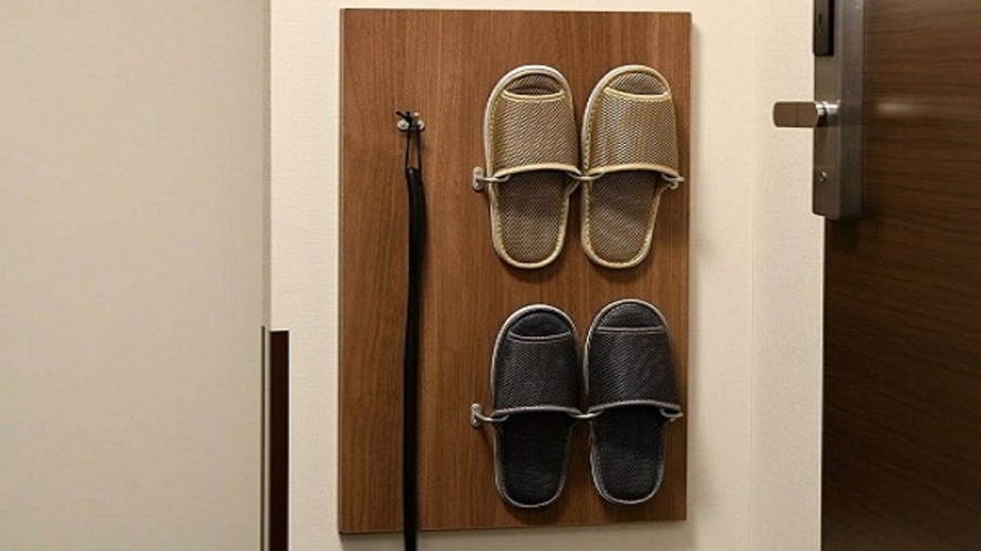 ◆客室スリッパ②　ハンガーブースの壁にスリッパと靴ベラをご用意しております♪