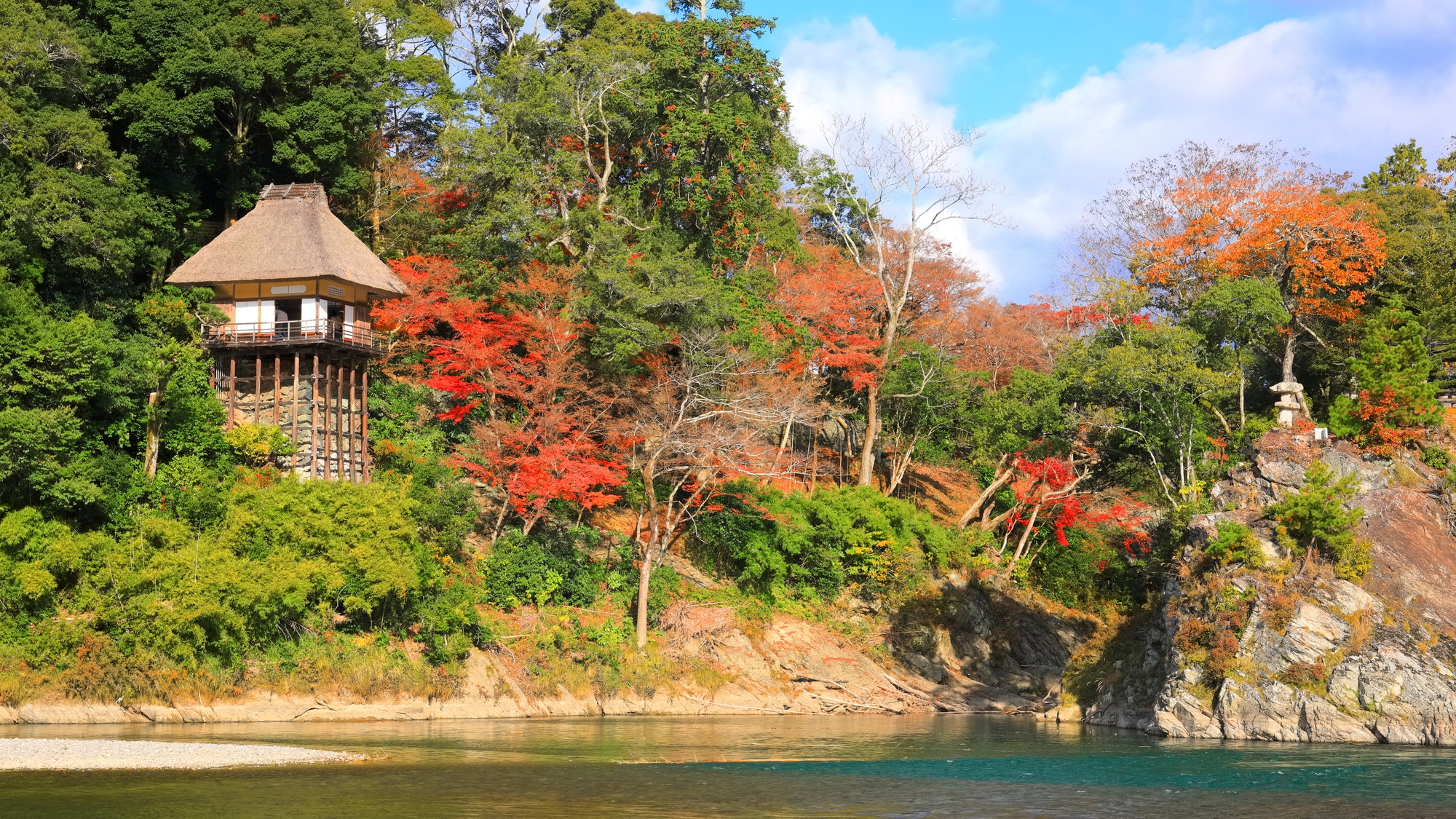 【当館から車で10分】肱川のほとりに佇む、趣のある数寄屋造りの庭園建築「臥龍山荘」