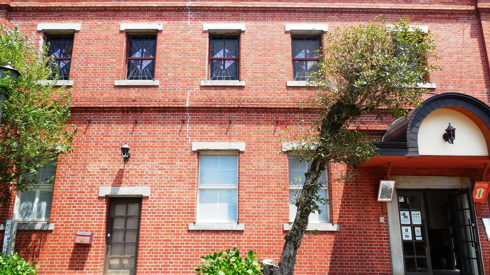 【当館から車で9分】銀行として使われていた赤煉瓦造りの洋館、お土産も販売している「おおず赤煉瓦館」