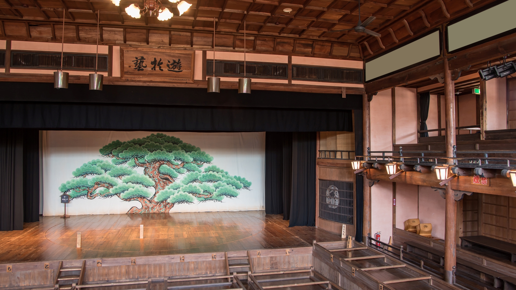 【当館から車で11分】明治時代に建てられた芝居小屋で、歴史的な雰囲気を味わえる「内子座」