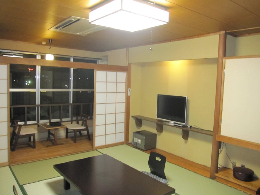 Garden side: Japanese-style room with 10 tatami mats and a spacious veranda