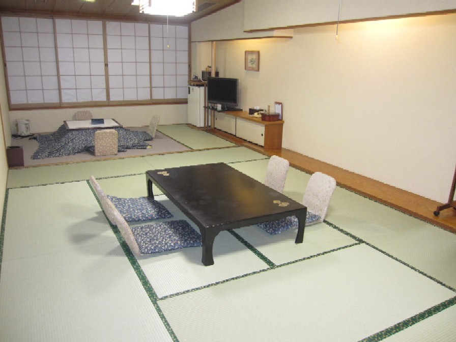New building: Japanese-style room with 13.5 tatami mats and 4.5 tatami mats with sunken kotatsu