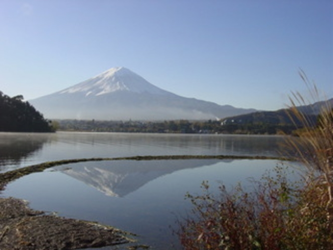 湖畔に映る逆さ富士・・