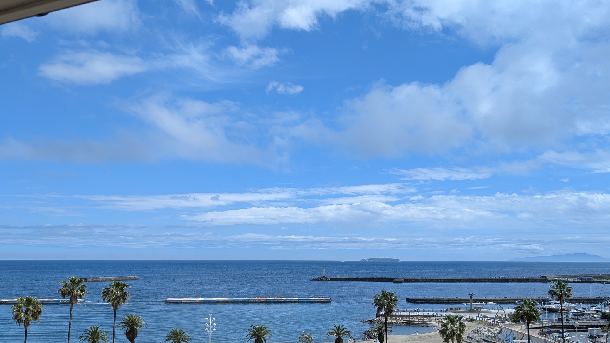 【60年ぶりの贈り物】一期一会の海景色〜街の移ろいが描いた「青の借景」を望む一室