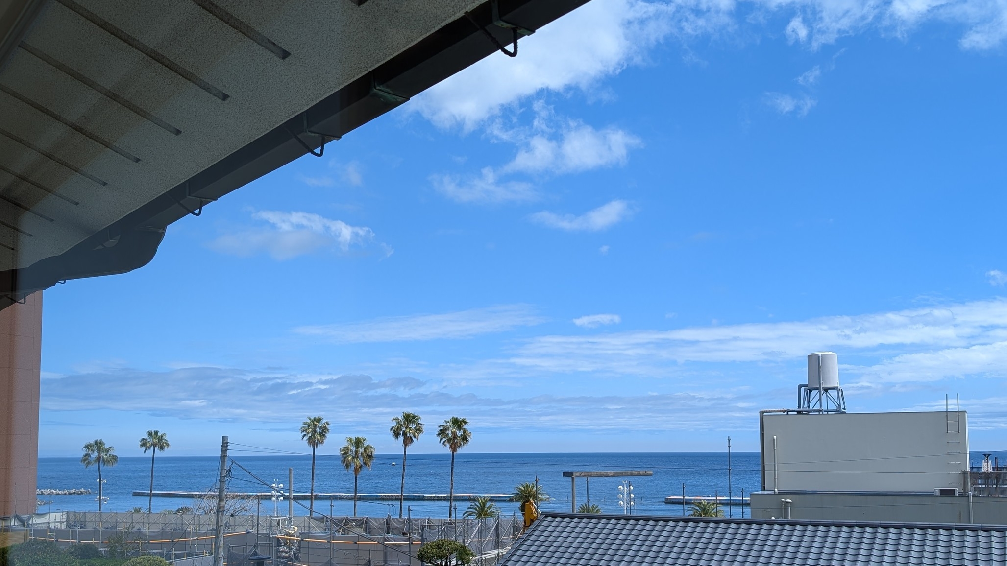 【60年ぶりの贈り物】一期一会の海景色〜街の移ろいが描いた「青の借景」を望む一室
