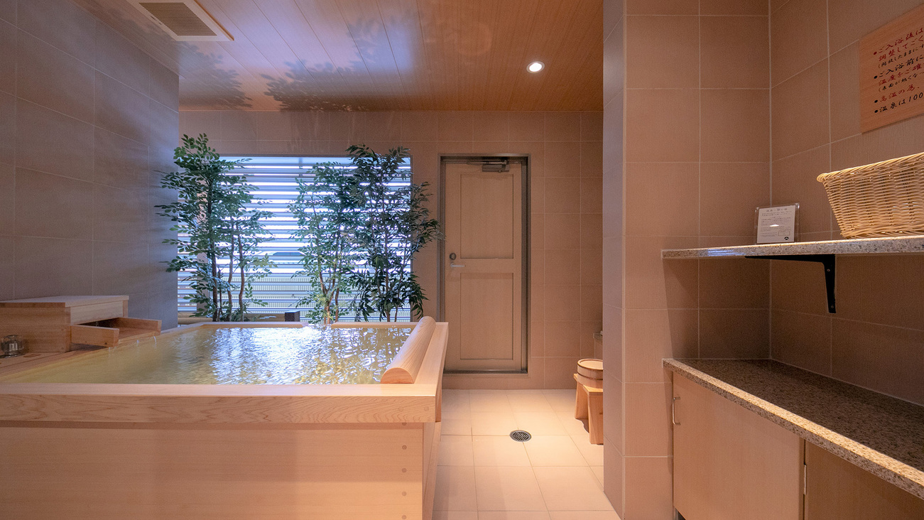 離れ棟・室内露天風呂付き客室。容積700リットルの国産総ヒノキ造りの浴槽はもちろんオーダーメード。