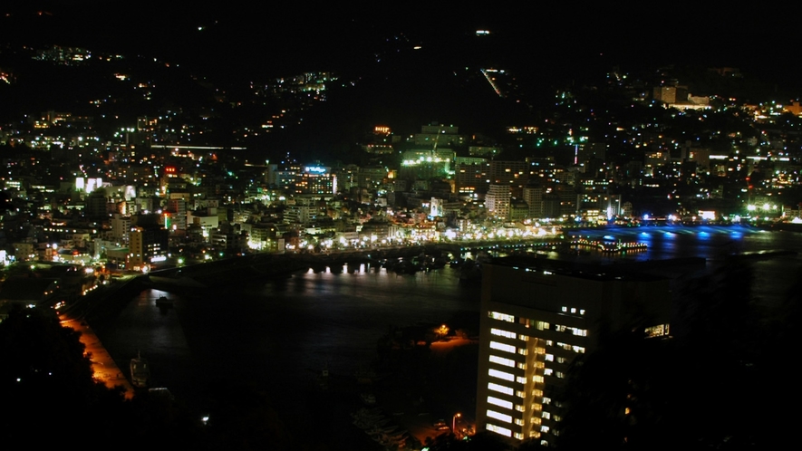 *熱海城から見た熱海の夜景全景。有名なフォトスポットです。ぜひお出かけください。