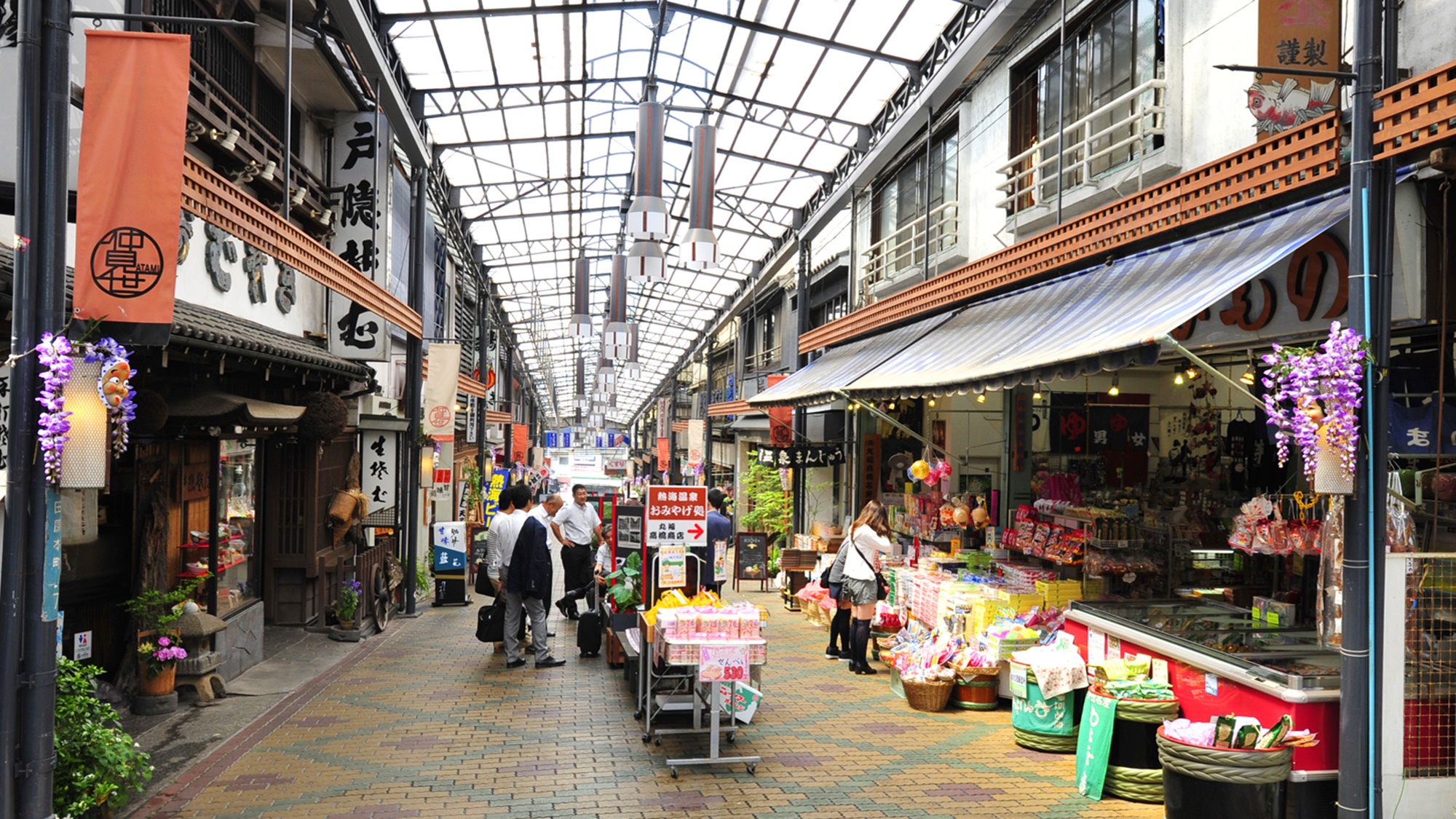 *ここ数年で熱海の駅前もかなりきれいに。地元産の商品が非常に充実。旅のお帰りにお土産をどうぞ！