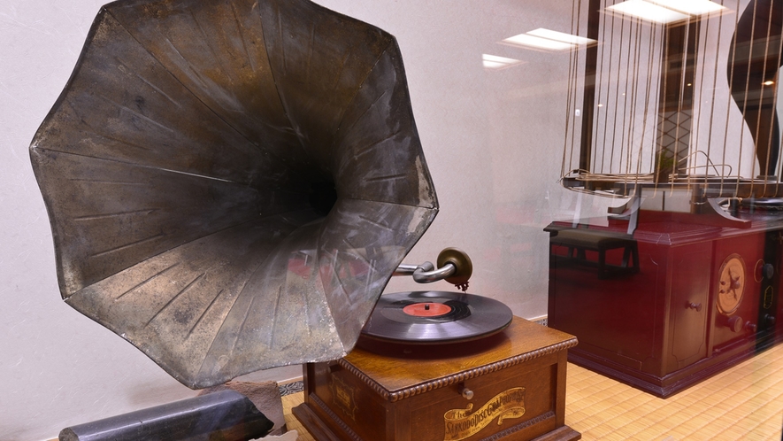 *100年前の蓄音機。創業206年の当館には、こういった古い品がいくつか現存しております。