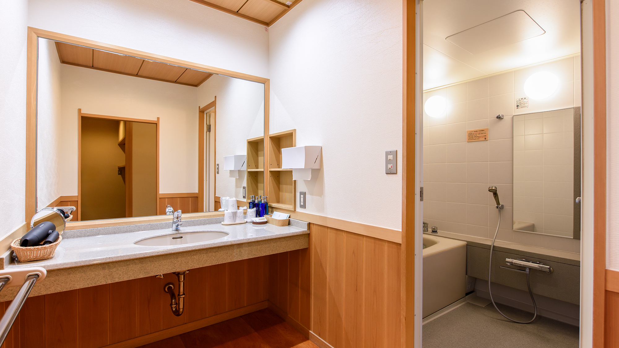 A【本館/54平米～】和室12.5畳+広縁(チェア付)温泉は大浴場派！/洗面・脱衣所